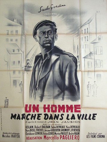 Un Homme marche dans la ville