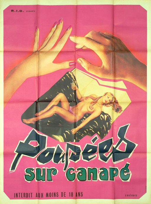 Poupées sur canapé